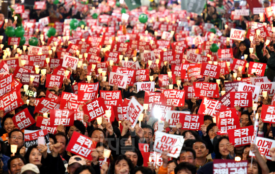 19일 부산 부산진구 서면 쥬디스태화 앞에서 열린 촛불집회에서 시민들이 박근혜 대통령 퇴진을 요구하고 있다. 사진공동취재단